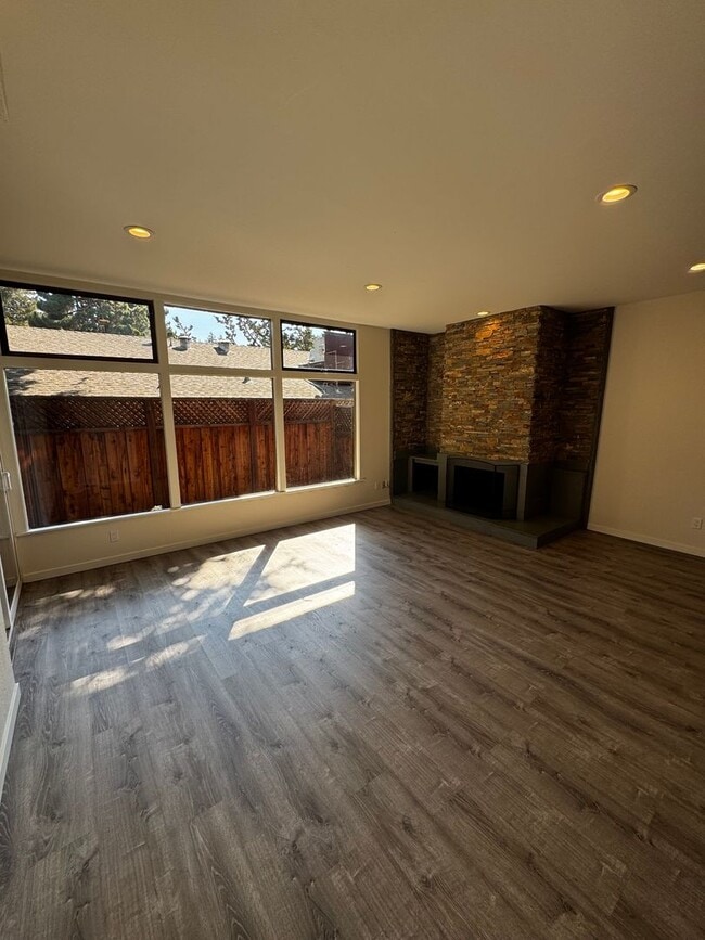 Building Photo - Gorgeous Updated 3-Bedroom Townhome in Pri...