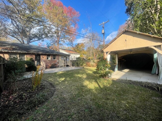 Building Photo - Brick 3 Bedroom Bungalow Available Now!