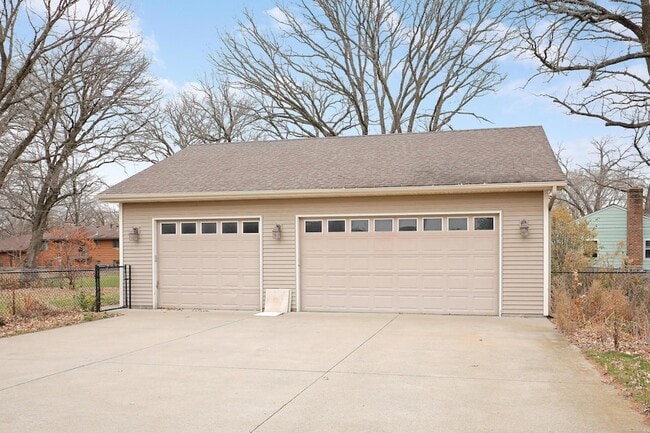 Building Photo - 11333 Welcome Ave N