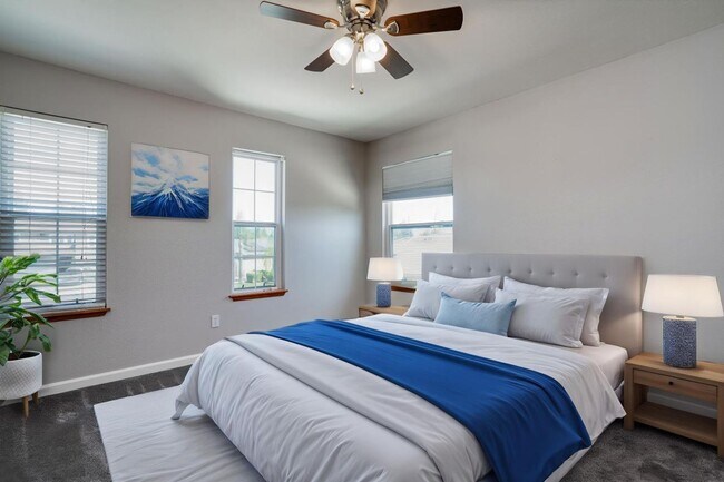 Building Photo - Perfect 6/3 Clovis Home for Large Family!