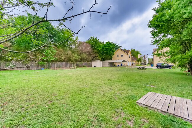 Building Photo - 2113 Thrasher Ln