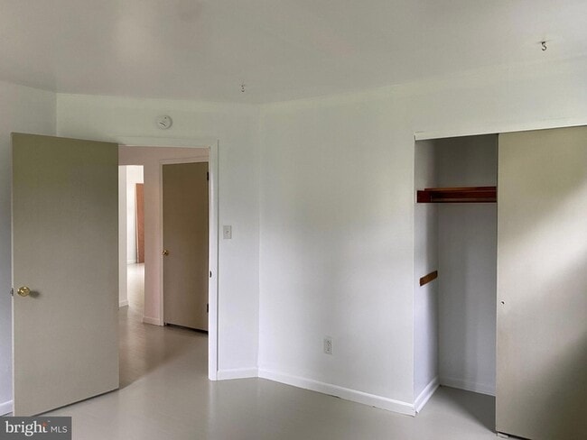 Building Photo - 4 Riviera Dr