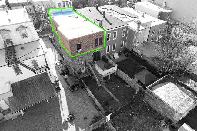 Building Photo - 722 27th St