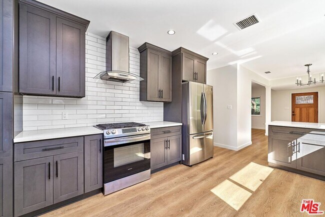 Building Photo - 6443 Columbus Ave