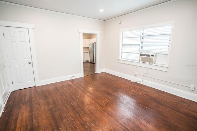 Building Photo - 409 E Jean St