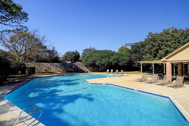 Building Photo - 927 Memorial Village Dr