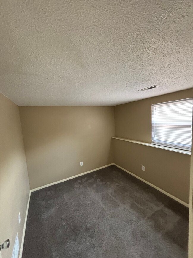 Building Photo - 409 NE Westwind Dr