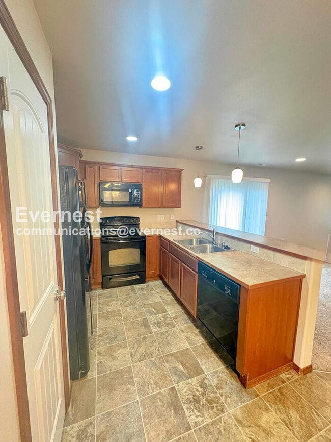 Building Photo - 111 W 6th St