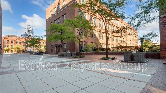 Building Photo - 200 River Pl Dr