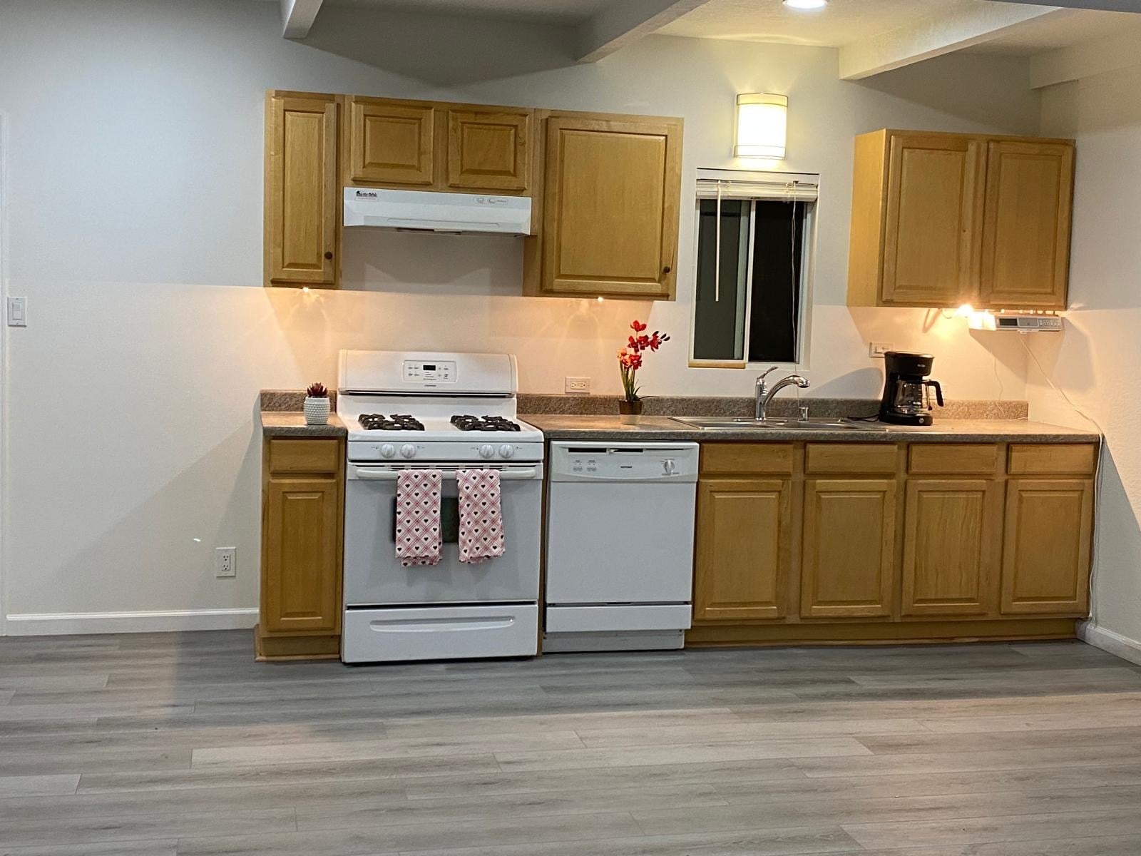 Kitchen - 6435 Camarilla Ave