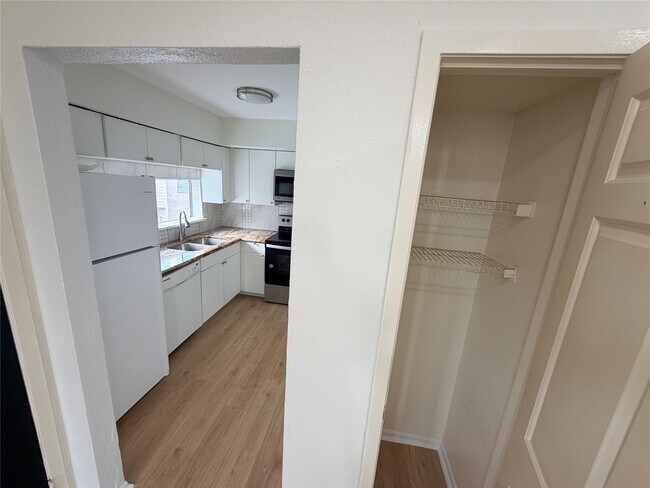 Building Photo - 10855 Meadowglen Ln