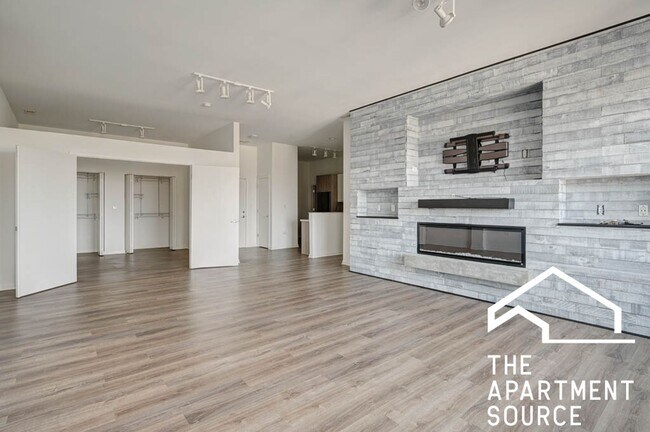 Building Photo - Top Floor Massive 3 Bed/2 Bath in the South Loop with a Stunning Updated Kitchen!