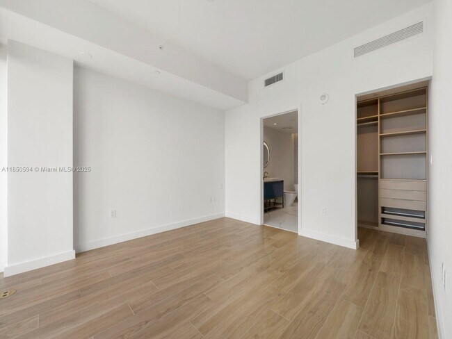 Building Photo - 2678 Tigertail Ave