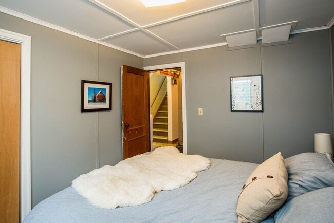 Building Photo - $3,000 - 4 bed / 2 bath Centrally Located Single Family Home in Missoula