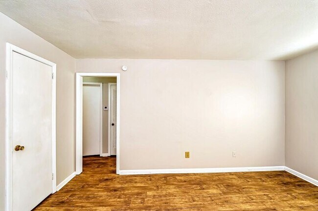 Building Photo - 248 Foxglen Rd