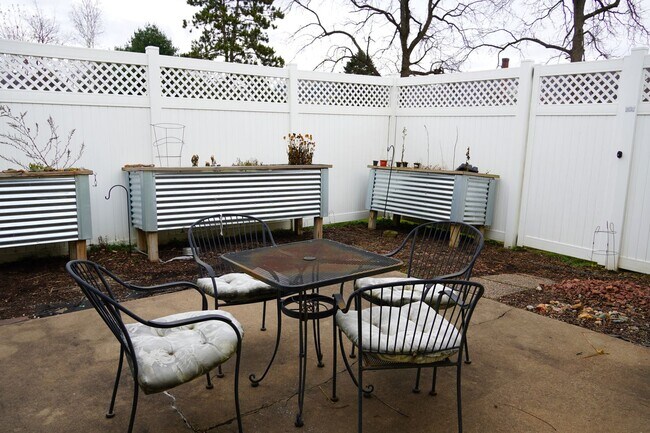 Building Photo - 1 Bedroom, 1 Bath Apartment- All utilities included