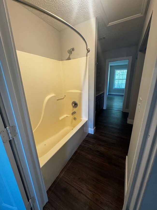 Building Photo - Month-to-Month Lease Available – 2 Bed / 1...