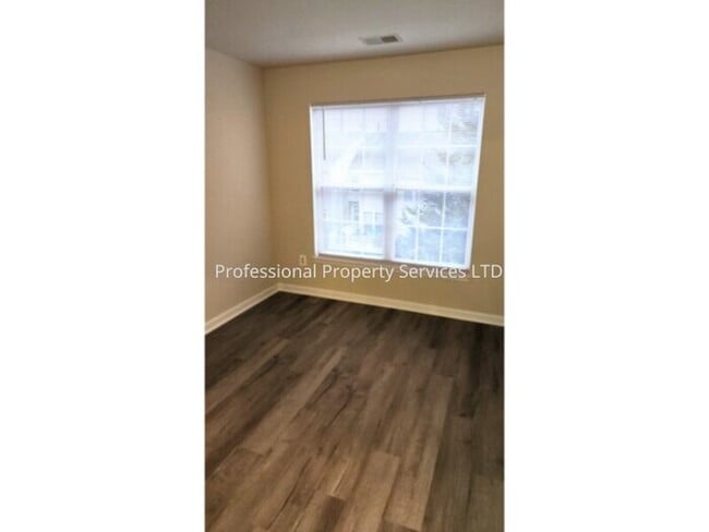 Building Photo - Luxury Townhome In The Villages Of Urbana