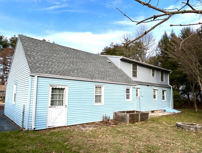 Building Photo - 11 Fernwood Rd