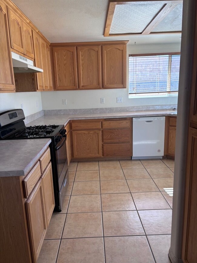 Building Photo - AVAILABLE NOW $200 off First Month Rent