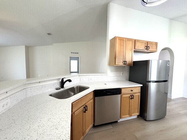 Building Photo - 964 Vanderbilt Dr