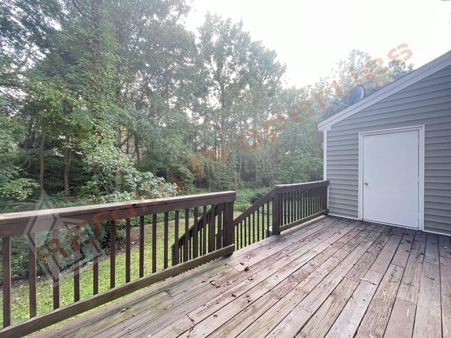 Building Photo - Cozy 3 Bedroom 2.5 Bath End unit Townhome ...