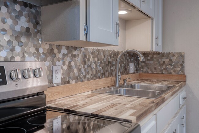 Building Photo - 616 11th St W