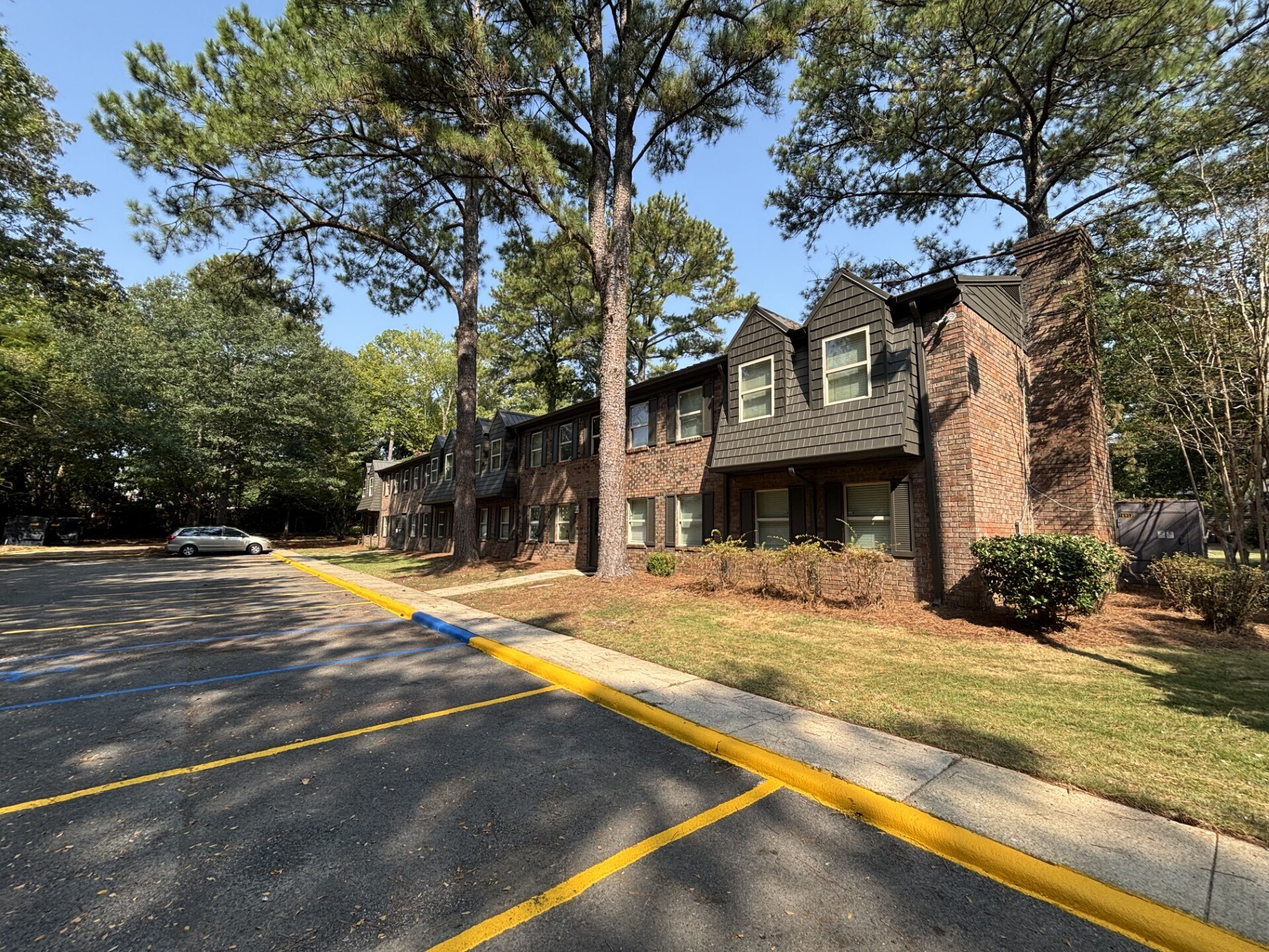 Building Photo - 1526 Charter East Cir