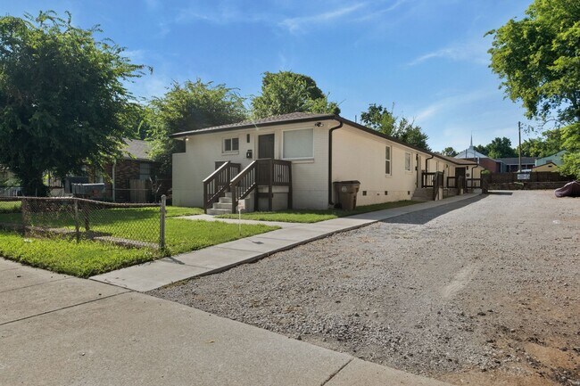 Building Photo - Available now, 2 bed 1 bath end unit in qu...