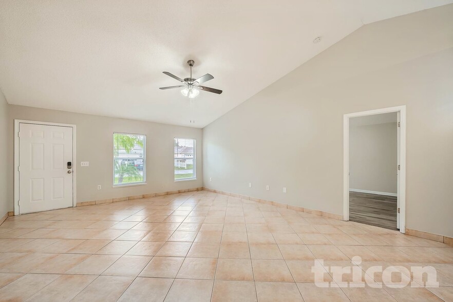 Building Photo - 104 Aurora Ln