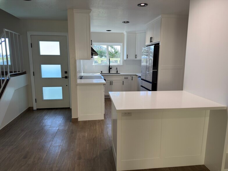 Building Photo - 568 Lomas Santa Fe Dr