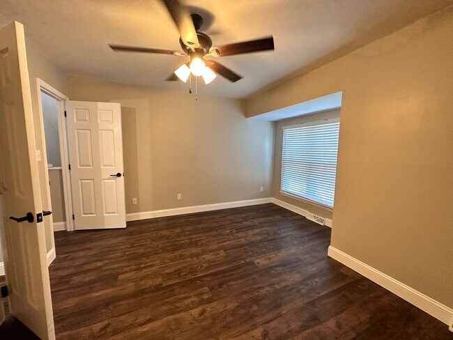 Building Photo - 2335 Brookview Ct