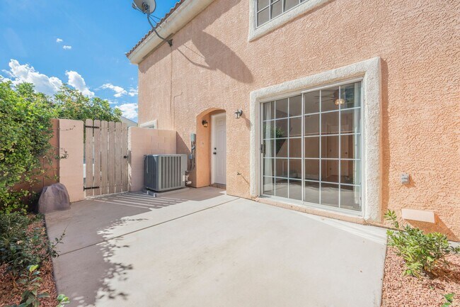 Building Photo - Fully Remodeled 3-Bedroom Townhome