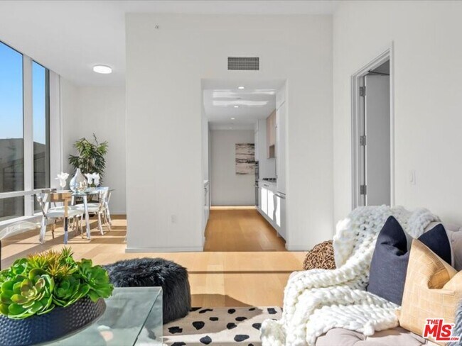 Building Photo - 877 Francisco St