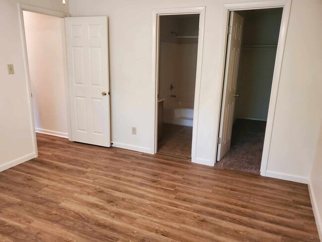 Building Photo - 2 Bedroom, 2 Bath Apartment