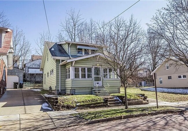 Building Photo - Spacious Single 3 Bedroom Home