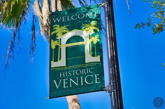 Building Photo - Seasonal Short-Term Venice Island Townhouse Steps from Venice Beach!