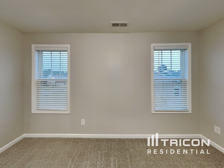 Building Photo - 877 Juno Dr