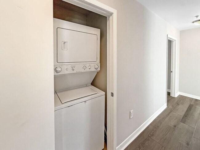 Building Photo - Beautiful 2B/2BA Downtown Corner Unit Cond...