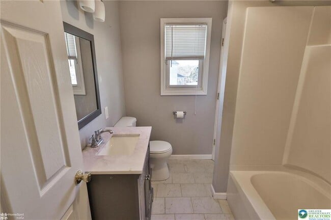 Building Photo - 2811 Kingsview Ave