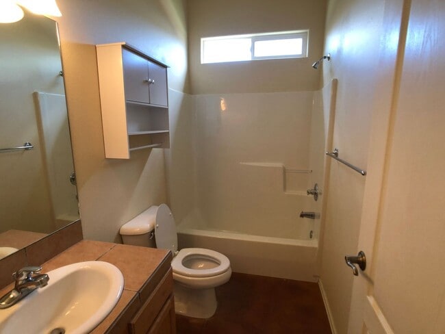 Building Photo - Well-Maintained 3-Bedroom Townhome with 2-Car Garage in Desirable Location!