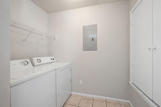 Building Photo - 2214 Katy Ln