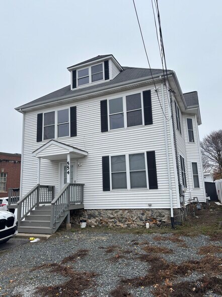 Building Photo - 554 Main St