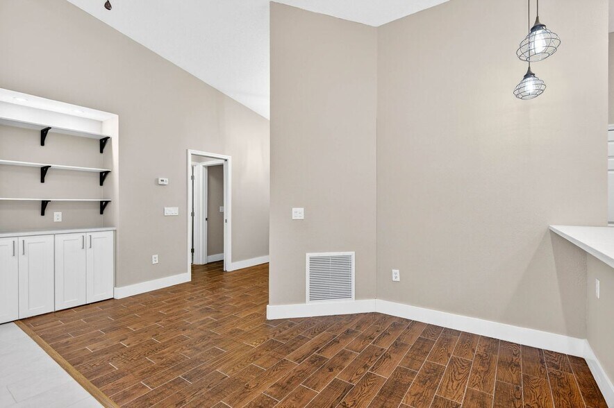 Building Photo - 6535 Brentwood Dr.