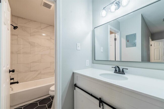 Building Photo - 915 Sirocco Dr