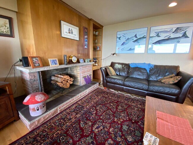 Building Photo - Spacious 5-Bedroom Home with Stunning View...