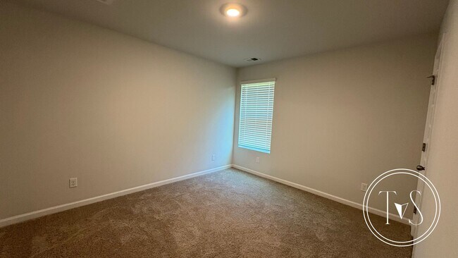 Building Photo - RATE DROP ALERT (was $2240/month) and SUMM...