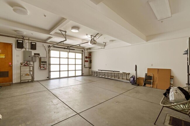 Building Photo - 525 28th St