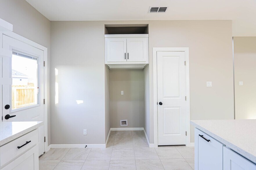 Building Photo - 918 N Blair Ave