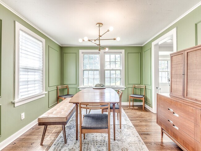 Building Photo - Beautiful 3bedroom/2 bathroom/1 Car Garage...